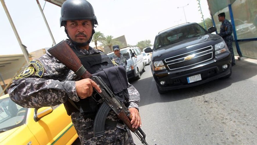 Un policier irakien surveille un point de passage, le 29 mai 2013 à Bagdad