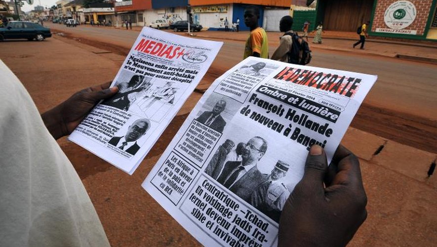 Des journaux centrafricains annonçant la visite de François Hollande à Bangui, le 27 février 2014