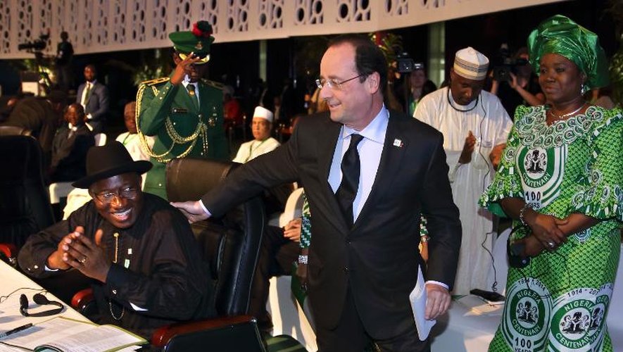 Les présidents nigérian Goodluck Jonathan et français François Hollande le 27 février 2014 à Abuja