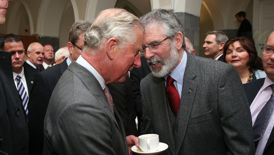 Le prince Charles (g) salue le dirigeant du Sinn Fein Gerry Adams à l'université de Galway, dans le nord-ouest de l'Irlande, le 19 mai 2015