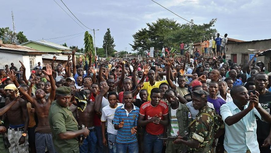Des policiers contiennent des manifestants hostiles au 3e mandat du président Nkurunziza, dans le quartier de Musaga, à Bujumbura, le 20 mai 2015