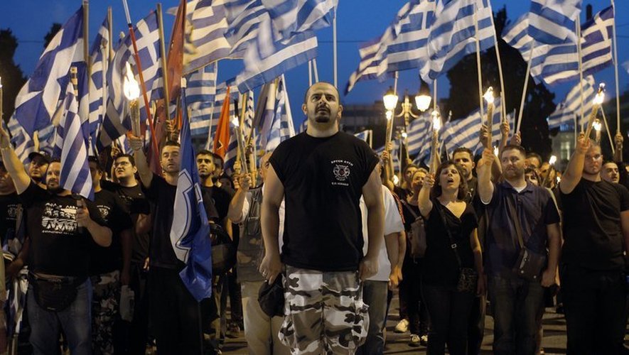 Des militants du parti néonazi Aube Dorée devant le Parlement à Athènes le 29 mai 2013