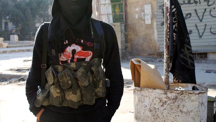 Un membre du Front al-Nosra, l'un des principaux rivaux du groupe jihadiste l'Etat Islamique de l'Irak et du Levant, à Alep le 11 janvier 2014