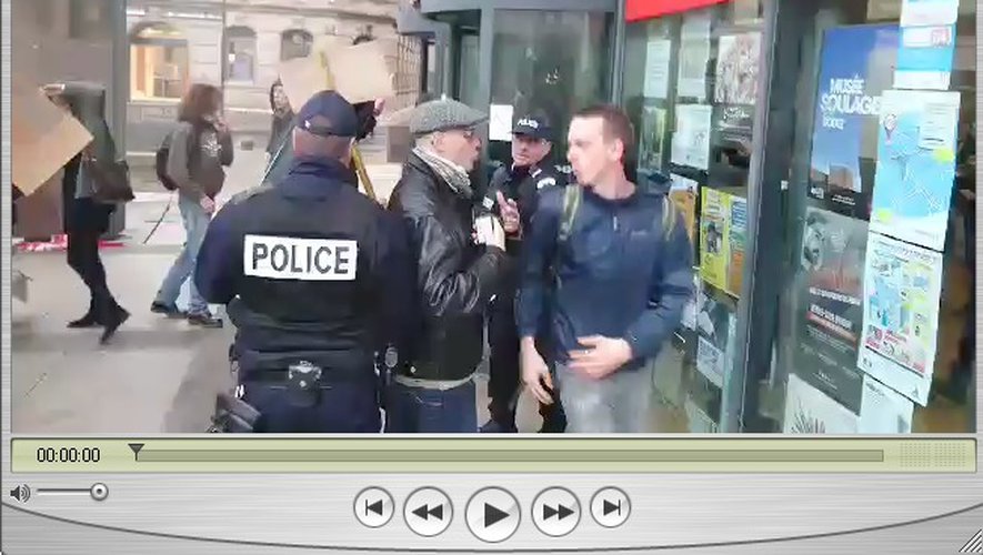 VIDEO. Manifestation à Rodez : tension devant la mairie de Rodez