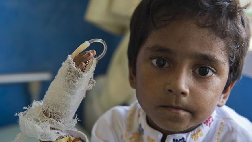 Un enfant Rohingya est soigné dans un hôpital dans la province d'Aceh en Indonésie, le 19 mai 2015 après avoir fui la Birmanie