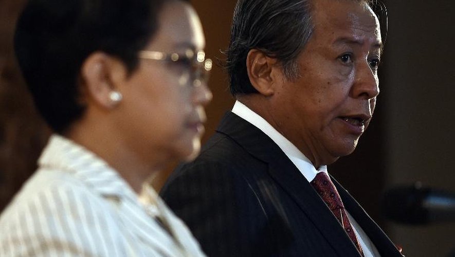 La ministre indonésienne des affaires étrangères Retno Marsudi (g) et son homologue de Malaisie  Anifah Aman (R) s'adressent à la presse sur le sort des migrants, le 20 mai 2015 à Putrajaya (Malaisie)