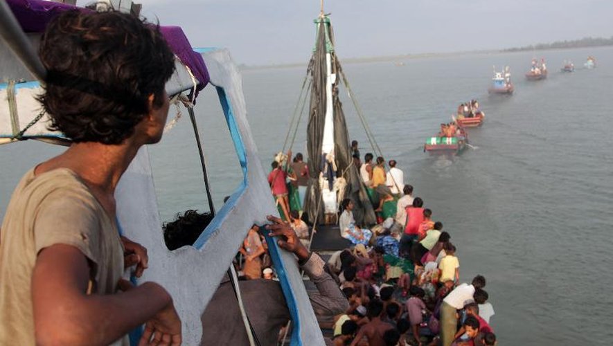 Opération de sauvetage de migrants venant de Birmanie par des pêcheurs indonésiens au large de la province d'Aceh, le 20 mai 2015