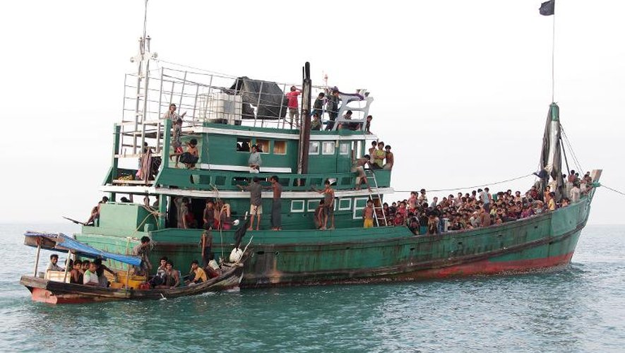 Des pêcheurs indonésiens de la province d'Aceh aident des migrants Rohingya à accoster à Geulumpang le 20 mai 2015