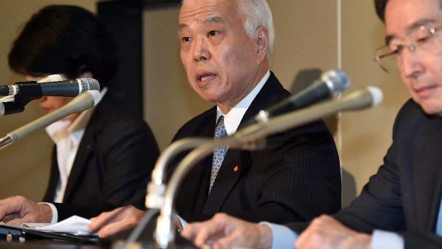 Un dirigeant de Takata, Yoichiro Nomura, lors d'une conférence de presse le 8 mai 2015 à Tokyo