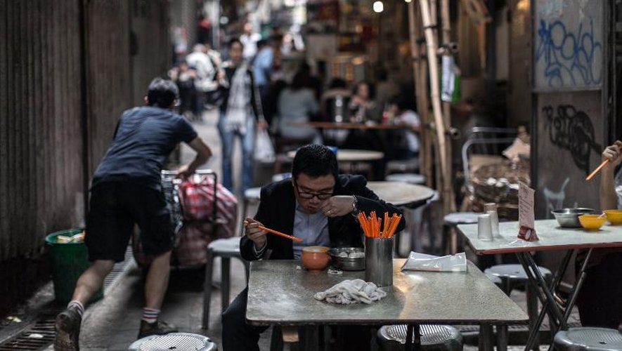 Un client d'un restaurant de rue de Hong Kong, appelé dai pai dong en cantonais, le 8 avril 2015