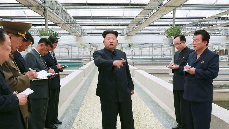 Photo fournie par l'agence officielle nord-coréenne KCNA du numéro un Kim Jong-Un le 19 mai 2015 à Pyongyang