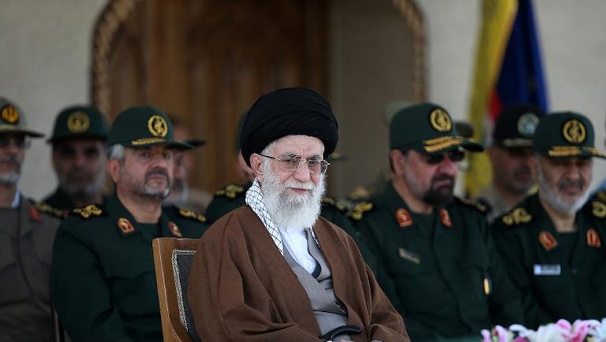 Photo officielle de l'ayatollah Ali Khamenei lors d'une visiste d'un collège militaire à Téhéran, le 20 mai 2015