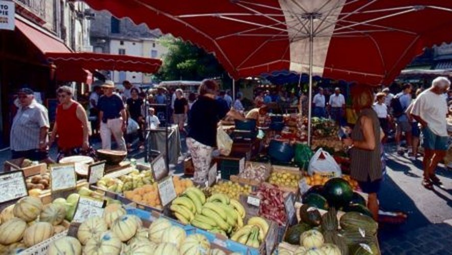 À Pézenas, tous les vendredis, le marché des producteurs prend possession du cœur de ville.