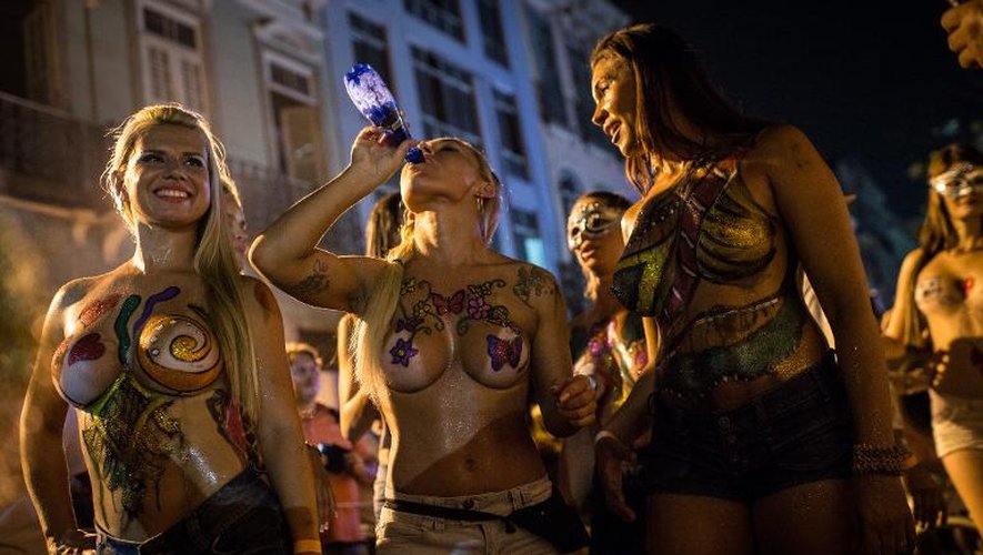Des danseuses lors d'une parade de rue à Rio de Janeiro à la veille du carnaval le 27 février 2014