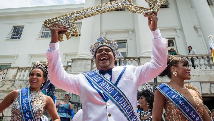 Le Roi Momo reçoit la clé de la ville de Rio de Janeiro lors de la cérémonie d'ouverture du carnaval le 28 février 2014