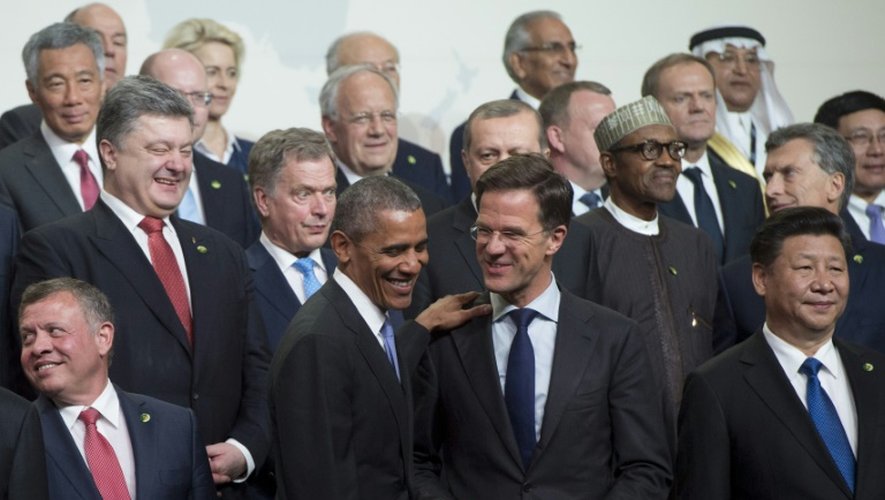 Le president Barack Obama (centre), le roi Abdallah de Jordanie (g) et d'autres dirigenats du monde pour la photo de famille du sommet sur la "sûreté nucléaire" à Washington le 1er avril
