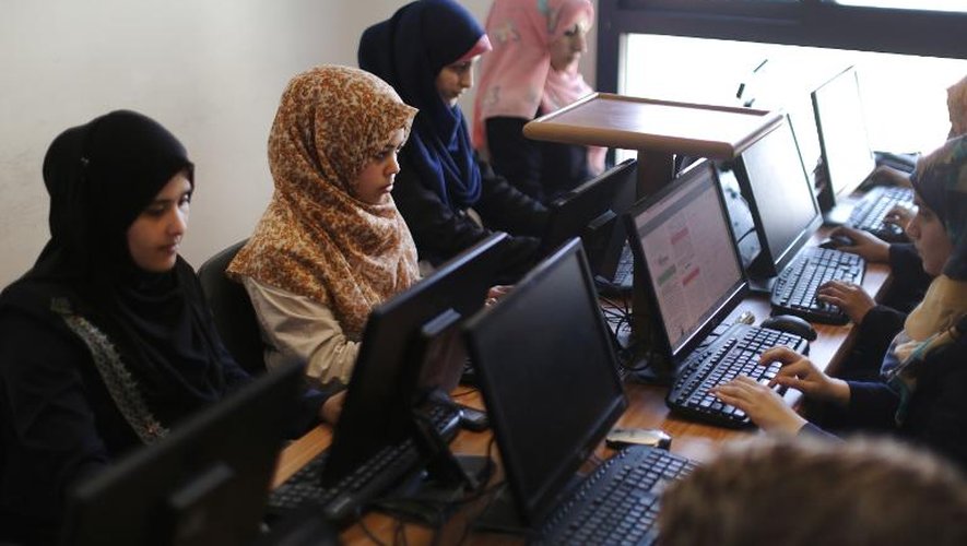 Des Palestiniennes travaillent avec leurs ordinateurs dans la start up Unit One à Gaza, le 18 avril 2015