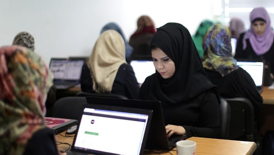 Une Palestinienne travaille avec son ordinateur dans la start up Unit One à Gaza, le 18 avril 2015