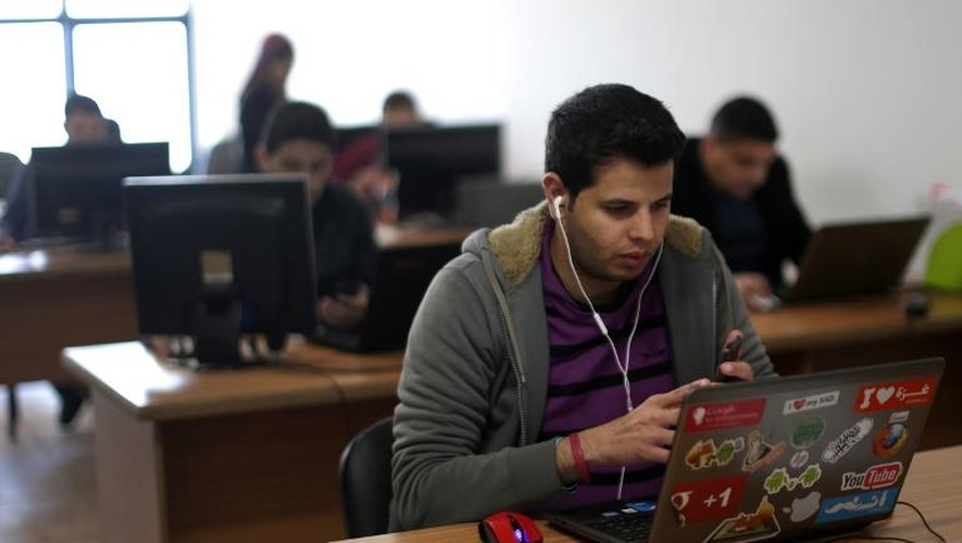 Un Palestinien travaille avec son ordinateur dans la start up Unit One à Gaza, le 18 avril 2015