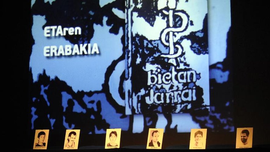 Logo et portraits de membres de l'ETA emprisonnés, sur un écran lors d'une manifestation le 2 juin 2012 à Guernica