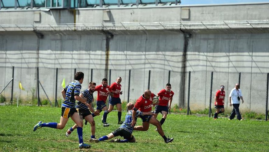 L'équipe de rugby de "La Drola" (en rouge), composée de détenues, dispute un match contre le club régional de Biella, dans l'enceinte de la prison de Turin, le 9 mai 2015