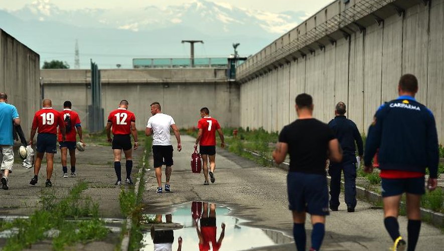 L'équipe de rugby de "La Drola" (en rouge), composée  de détenues, avant le match contre le club régional de Biella, disputé dans l'enceinte de la prison de Turin, le 9 mai 2015