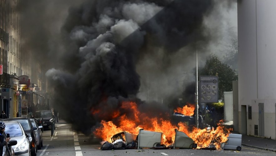 Poubelles incendiées lors la manifestation contre la loi travail le 31 mars 2016 à Nantes