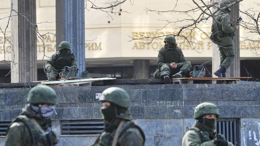 Des hommes armés le 1er mars 2014 dans le centre de Simferopol en Crimée