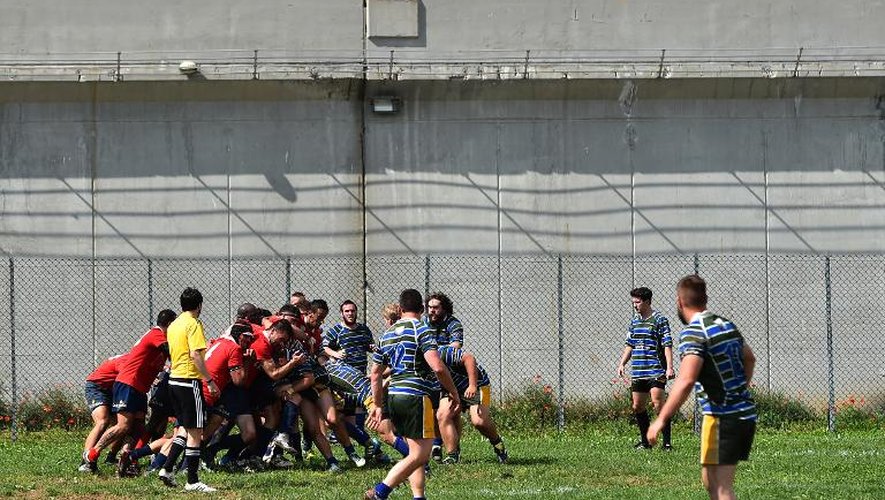 L'équipe de rugby de "La Drola" (en rouge), composée de détenues, dispute un match, contre le club régional de Biella, dans l'enceinte de la prison de Turin, le 9 mai 2015