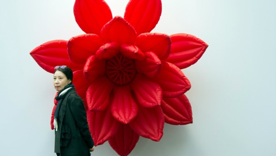 Une femme près d'une oeuvre intitulée "Breathing flower" (2014) par l'artiste coréen Choi Jeong-Hwa au salon Art Paris Art Fair le 30 mars 2016