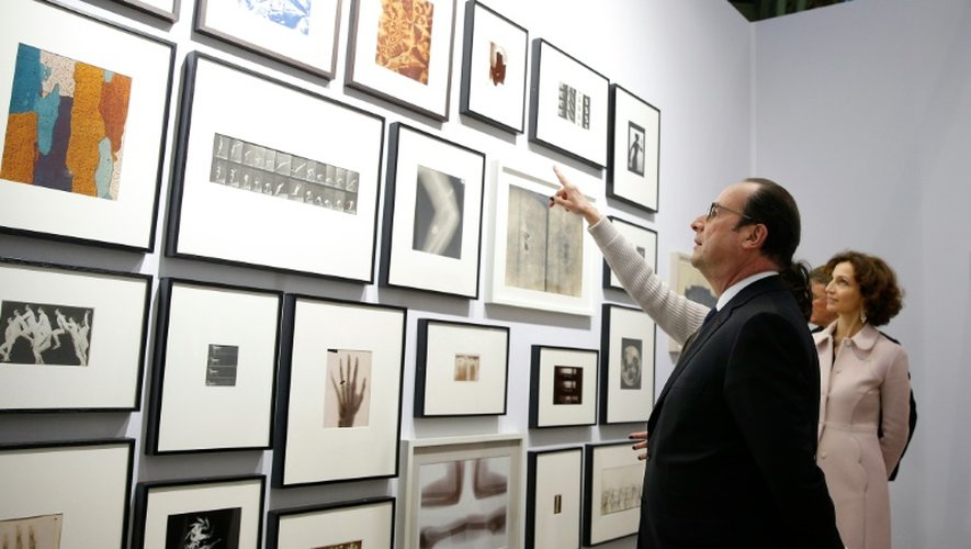 Le président François Hollande visite le salon Art Paris Art Fair au Grand Palais à Paris le 30 mars 2016
