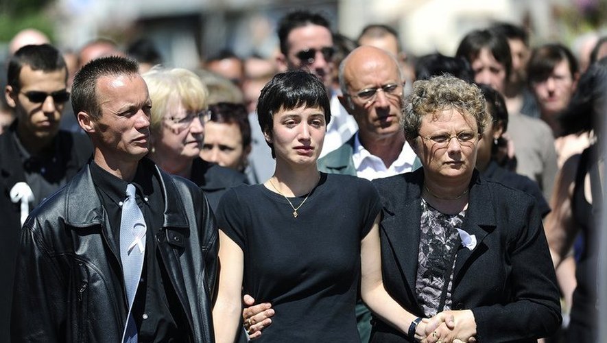 Jessica Perrais et son père Franck Perrais (G) lors des obsèques de Laetitia le 25 juin 2011 à Bernerie-en-Retz