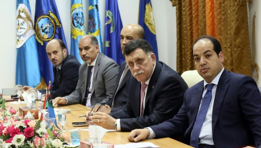 Le chef du gouvernement d'union nationale libyen, Fayez al-Sarraj (2eD), et les membres de son équipe le 31 mars 2016 à Tripoli