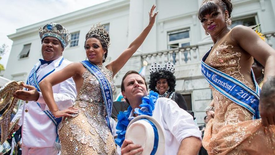 Le maire de Rio de Janeiro, Eduardo Paes (2e d) remet les clés de la ville au Roi Momo (g) lors de l'ouverture officielle du carnaval le 28 février 2014