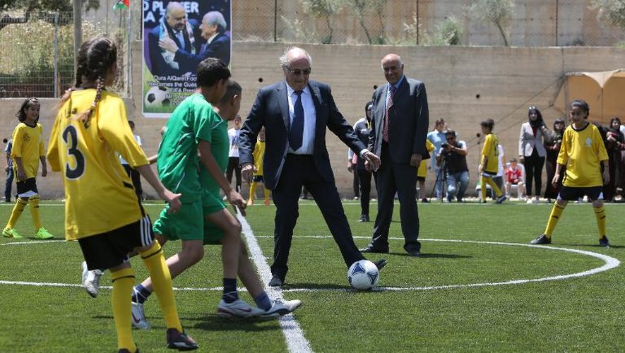Le patron de la Fifa Sepp Blatter joue participe à un match de football regroupant les enfants palestiniens, le 20 mai 2015 à Dura al-Qaraa