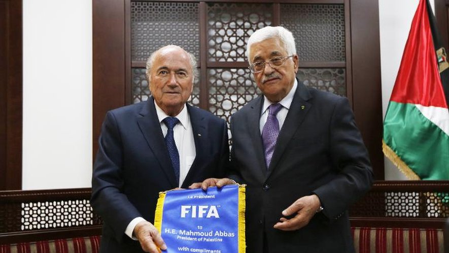 Le président palestinien Mahmud Abbas (d) et le président de la Fifa Sepp Blatter lors d'une réunion, le 20 mai 2015 à Ramallah