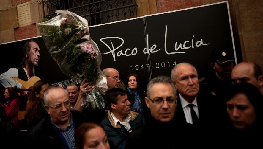 Des admirateurs de Paco de Lucia lui rendent un dernier hommage à Algésiras le 1er mars 2014