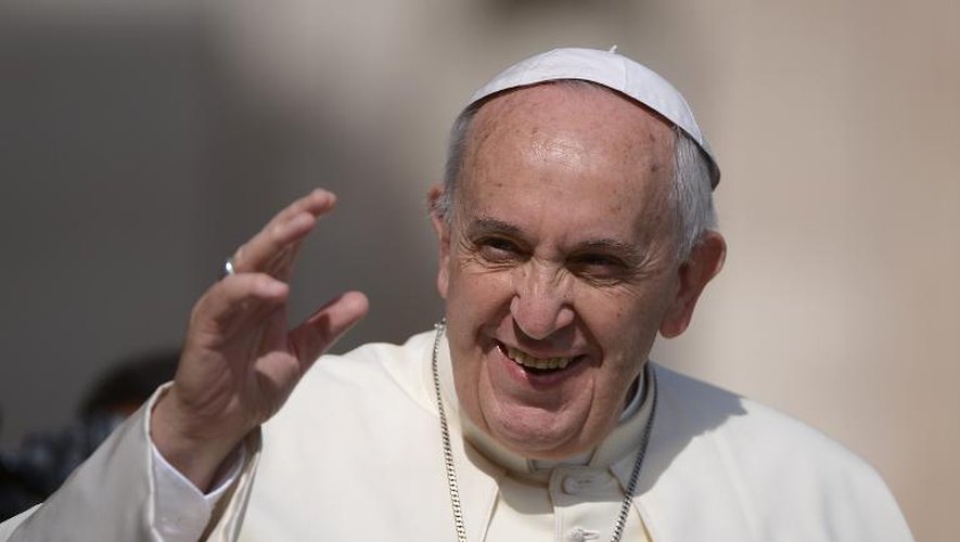 Le Pape François lors de l'audience générale sur la place Saint-Pierre au Vatican le 20 mai 2015