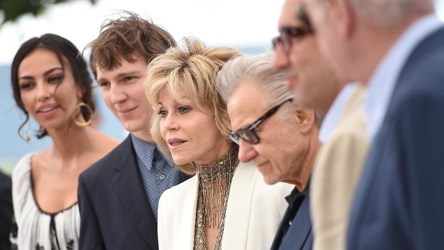 L'équipe du film "Youth" de Paolo Sorrentino (2e à d.), dont l'actrice Jane Fonda (au c.), pose avant la projection au festival de Cannes, le 20 mai 2015