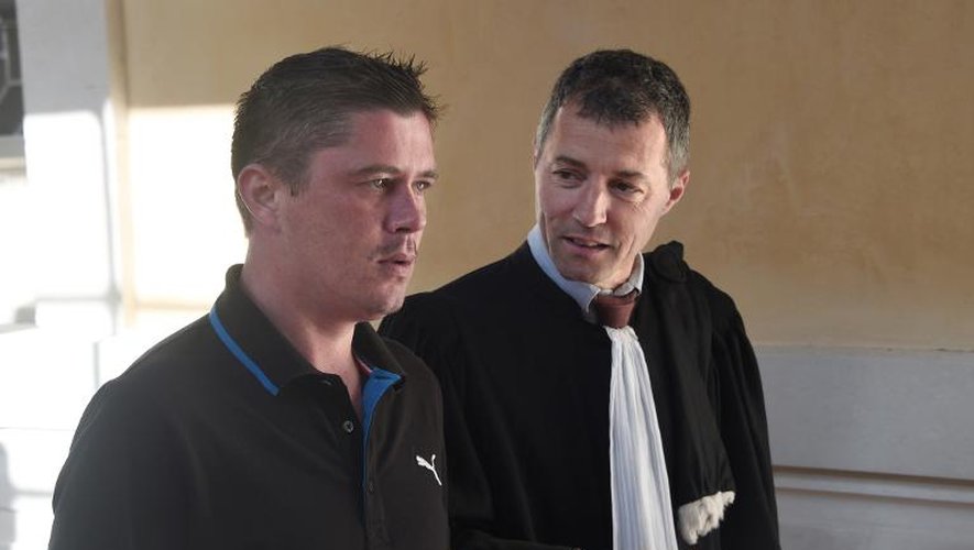 Daniel Legrand arrive, accompagné de l'un de ses avocats, à la cour d'assises de Rennes où s'ouvre son procès, le 19 mai 2015