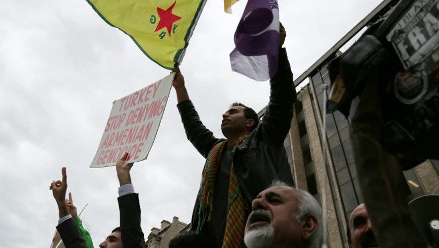 Un manifestant brandit un drapeau kurde, lors d'une mobilisation contre la visite du président turc Recep Tayyip Erdogan à Washington, le 31 mars 2016