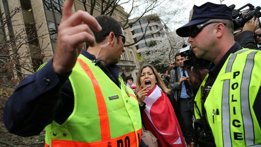 Une militante pro-gouvernement turc est maîtrisée par la police, en bordure d'une manifestation des opposants à la visite du président turc Recep Tayyik Erdogan à Washington, le 31 mars 2016