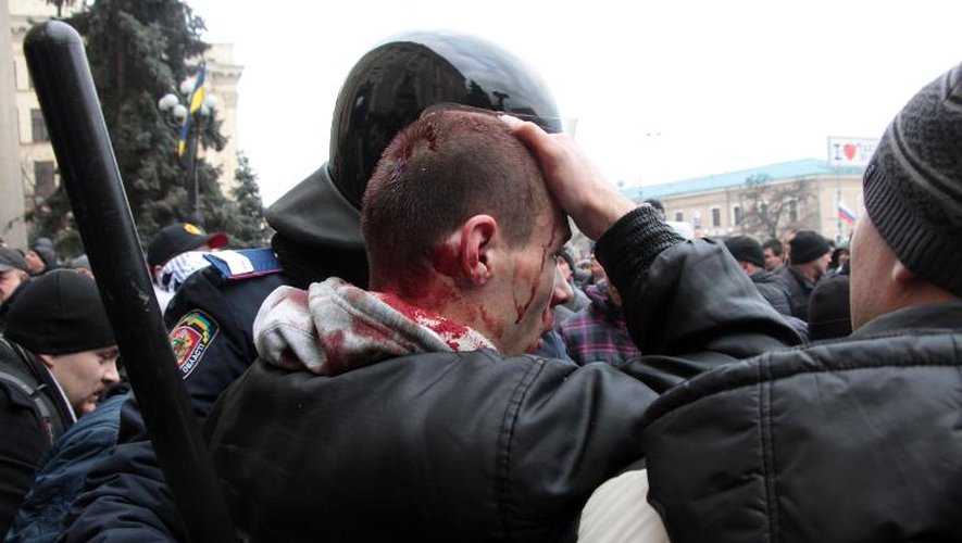 Un manifestant blessé le 1er mars 2014 à Kharkiv