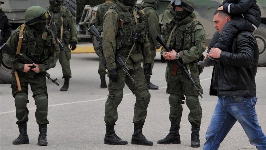 Des hommes masqués et armés le 1er mars 2014 à Balaklava près de Sebastopol