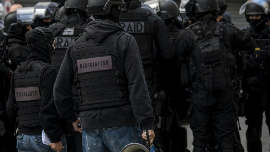 Les policiers du RAID en intervention le 18 novembre 2015 à Saint-Denis