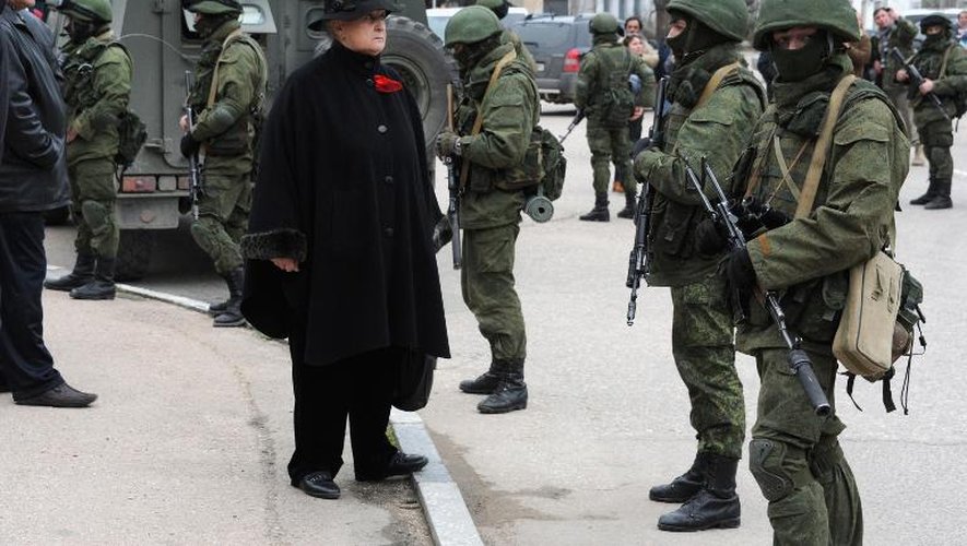 Une femme au milieu d'hommes masqués et armés le 1er mars 2014 à Balklava