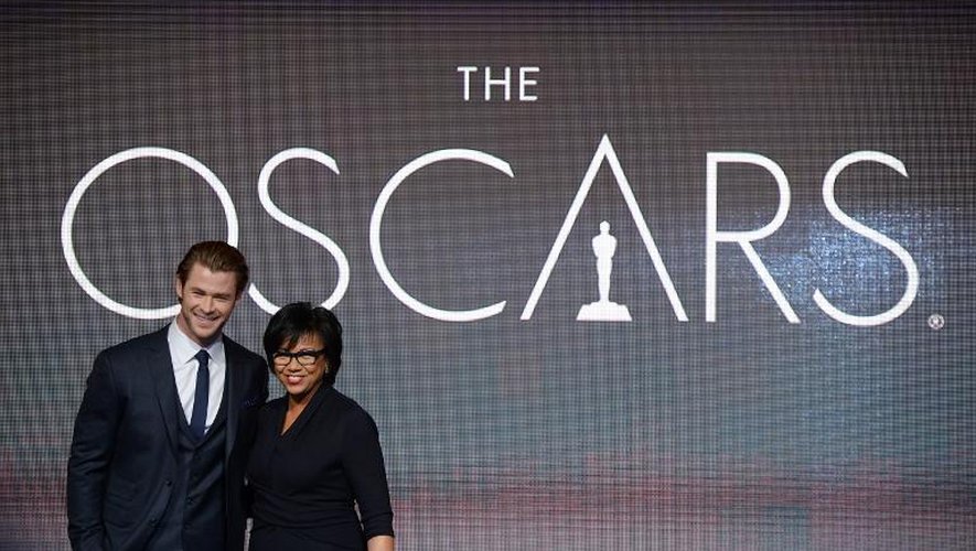 L'acteur Chris Hemsworth  et Cheryl Boone Isaacs, la présidente de l'Académie des Oscars le 16 janvier 2014 à Beverly Hills