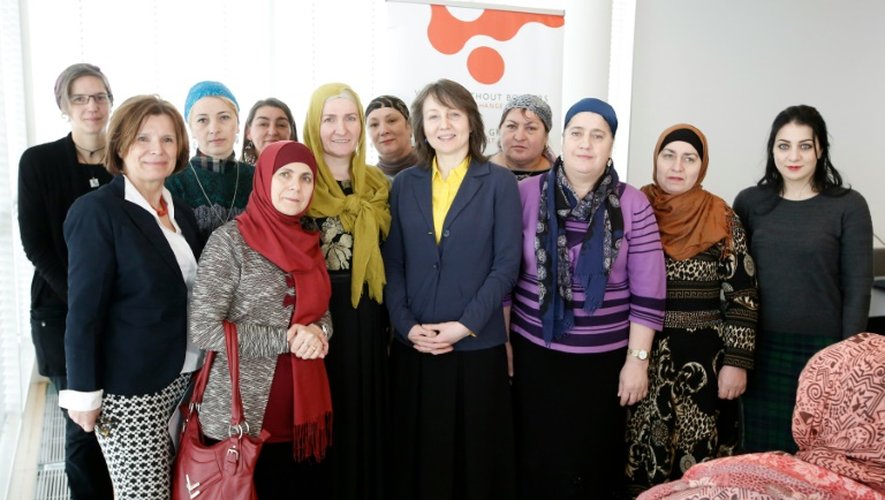 Un groupe de femmes formées par les "écoles de mères" de l'ONG Femmes sans frontières posent lors d'une cérémonie à Vienne, le 8 mars 2016