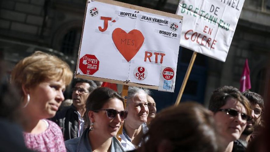 Une affiche pour rappeler les revendications des grévistes de l'Assistance publique-Hôpitaux de Paris (AF-HP), qui défilent le 21 mai 2015 à Paris