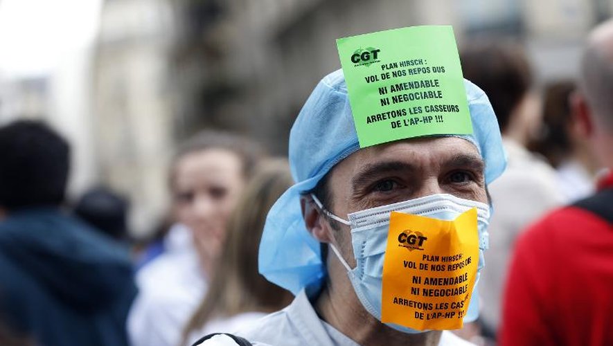 Un gréviste de l'Assistance publique-Hôpitaux de Paris (AP-HP) manifeste le 21 mai 2015 à Paris